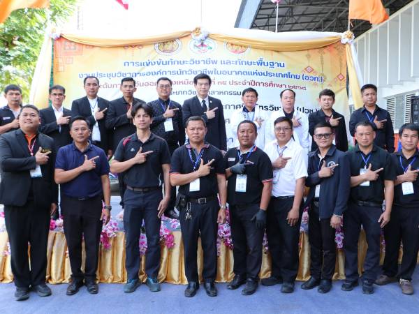 ผู้อำนวยการสำนักมาตรฐานการอาชีวศึกษาและวิชาชีพ ลงพื้นที่ตรวจเยี่ยมและให้กำลังใจแก่นักเรียน นักศึกษา