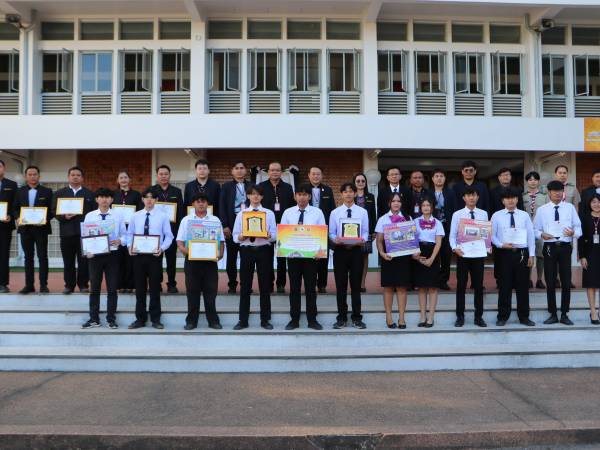 ร่วมกันแสดงความยินดีเพื่อเป็นเกียรติและขวัญกำลังใจแก่คณะนักเรียน นักศึกษา