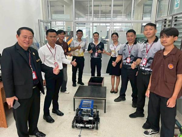 ร่วมส่งเสริมและให้กำลังใจทีมหุ่นยนต์  โปงลางโรบอท