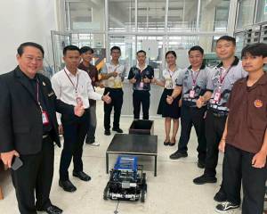 ร่วมส่งเสริมและให้กำลังใจทีมหุ่นยนต์  โปงลางโรบอท