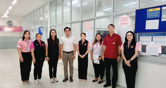 วก. โดย นายอรุณ เลิศอุดมโชค ผู้อำนวยการวิทยาลัย มอบหมายให้ นายมานพ ภูทองขาว รองผู้อำนวยการฝ่ายบริหารทรัพยากร พร้อมทั้งคณะกรรมการคุมสอบ ปฏิบัติหน้าที่ ในการคุมสอบการเทียบระดับการศึกษา